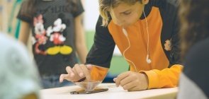 Imagem de jovem mexendo no celular