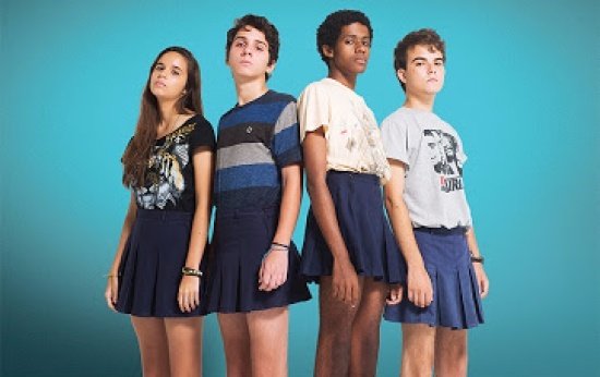 Montagem com duas fotos. A que está acima mostra meninos e meninas de saia. A segunda tem um grupo de meninas que integra o coletivo feminista da escola