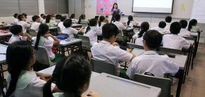Crianças da etapa semelhante ao Ensino Fundamental 1 assistem aula em escola de Singapura