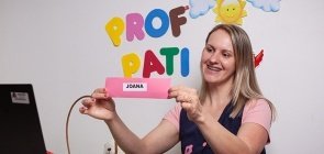 Um passo a passo de como Patrícia organiza uma videochamada com crianças pequenas