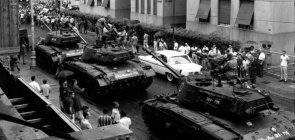Tanques nas ruas do Rio de Janeiro após militares decretarem golpe em 1964