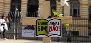 Professores de São Paulo protestam contra a violência nas escolas em frente à Secretaria de Educação, na Praça da República, após o ataque na escola Thomazia Montoro