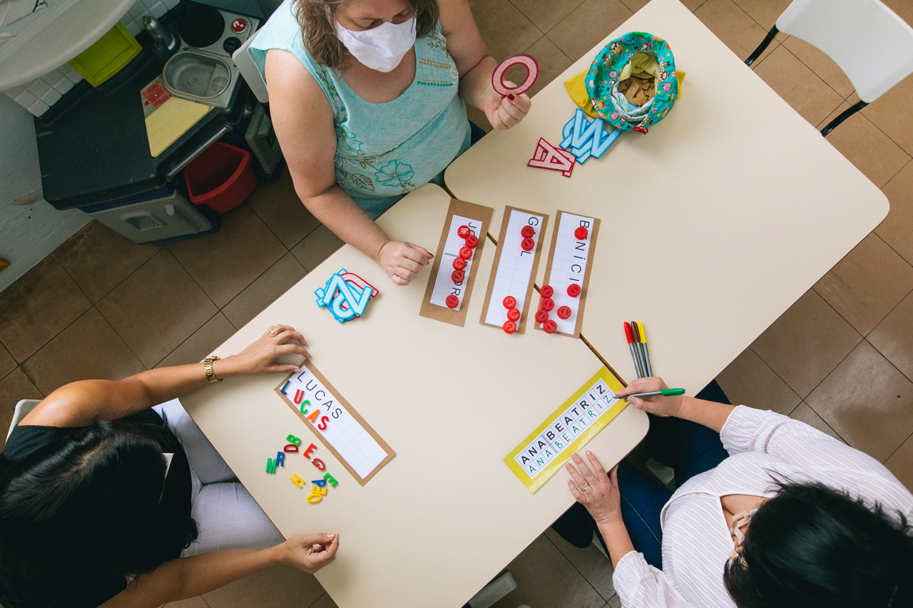 Fotografia de professoras preparando atividades sobre nome pr&oacute;prio.