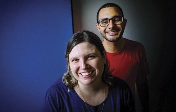 Mulher em destaque sorrindo e homem um pouco mais jovem que ela também sorrindo 