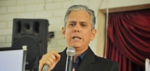 Joe Garcia durante palestra de formação de professores