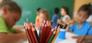 Alunos do Ensino Fundamental em sala de aula alfabetização