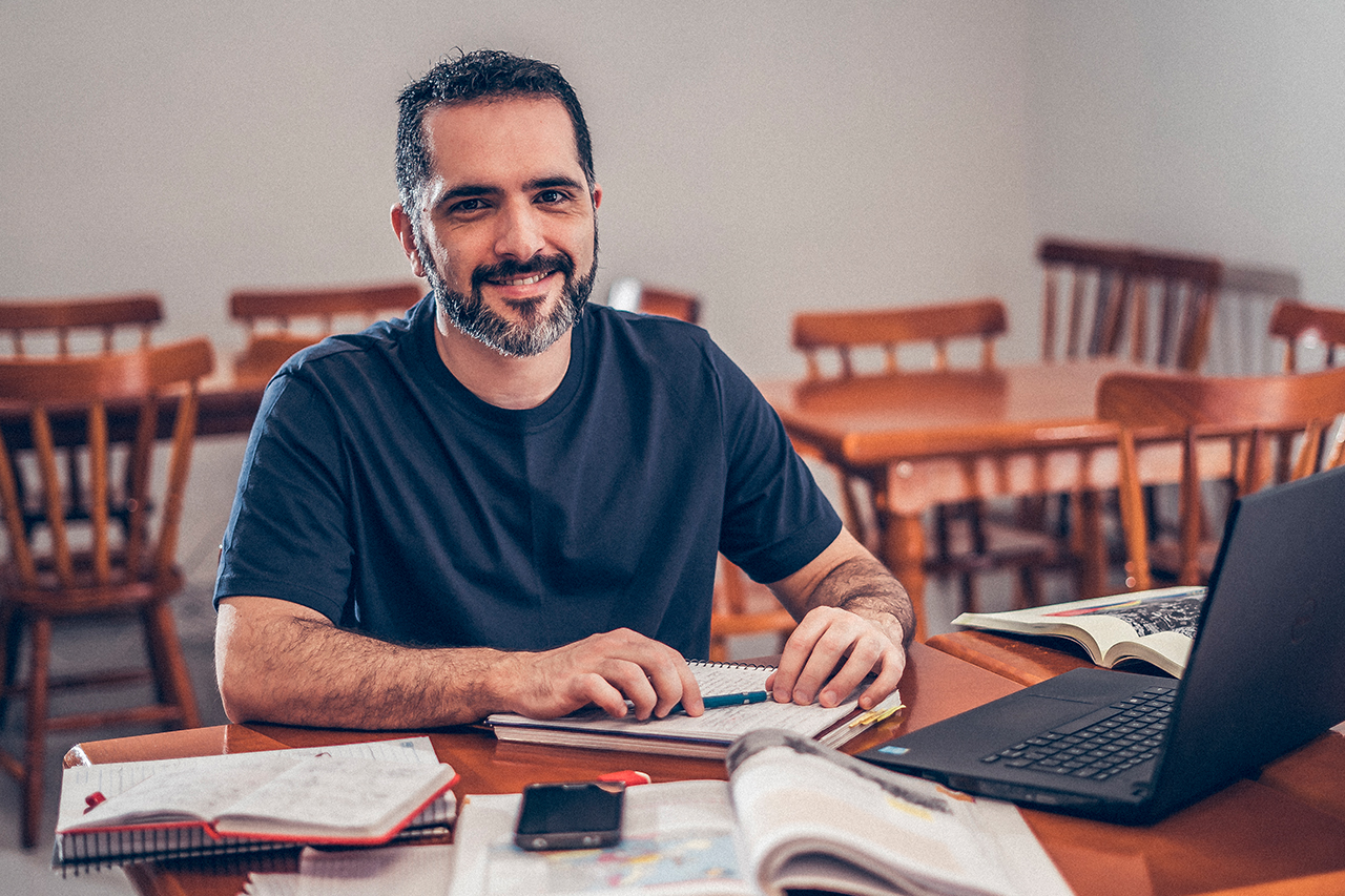 Fotografia do professor Guilherme Barboza de Fraga durante o trabalho remoto.