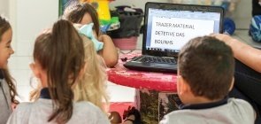 Crianças brincam no chão de uma creche