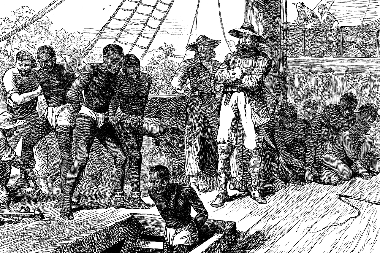 Traficantes de escravos trazendo cativos em um navio na costa ocidental da &Aacute;frica.