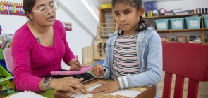 Professora faz atendimento de criança com deficiência visual