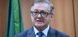 O ministro da Educação Ricardo Vélez Rodríguez conversa com jornalistas no MEC