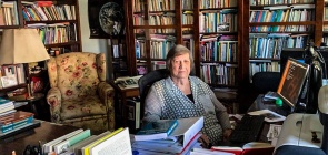 Magda Soares em sua biblioteca