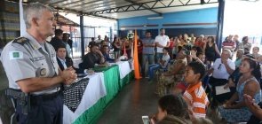 Em uma reunião com alunos, professores, pais e gestores, militar explica gestão de escola cívico militar no Distrito Federal
