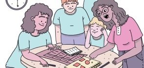 Professora conversa com alunos ao redor de uma mesa redonda. Eles tem cadernos e folhas na mesa 