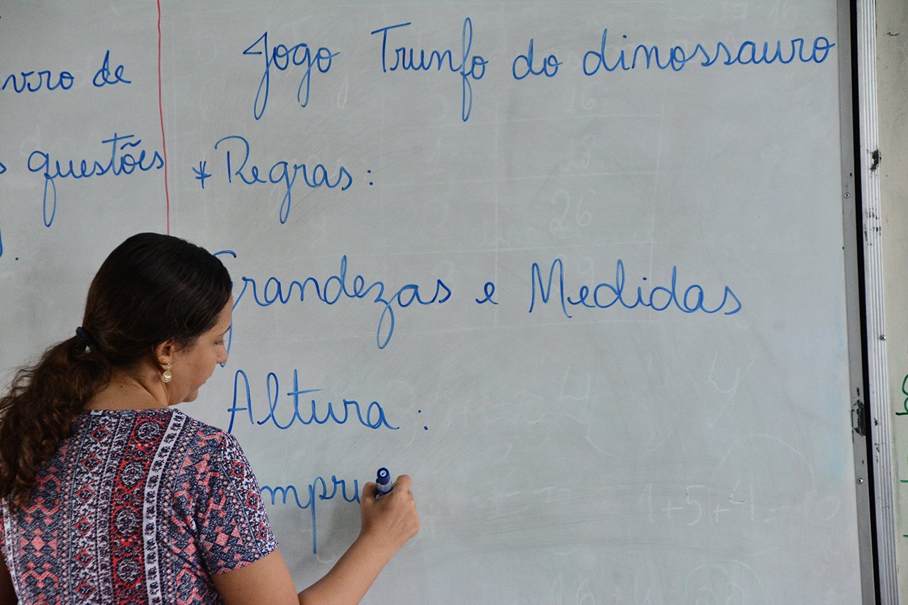 Crian&ccedil;a joga Trunfo dos Dinossauros em aula da professora Patr&iacute;cia Alves Rodrigues, da EE Const&acirc;ncio Vieira, em Est&acirc;ncia (SE)