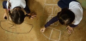 Passo a passo para pular - e desenhar - a própria amarelinha