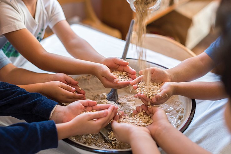 Nas fotos, detalhes do dia a dia da Escola Waldorf Rudolf Steiner, em São Paulo. Nela, correr, pular, brincar e fantasiar são prioridades para as crianças. Incentivam-se os trabalhos manuais, o contato com a natureza e o estímulo à criatividade. O uso da tecnologia só acontece a partir do Ensino Médio.