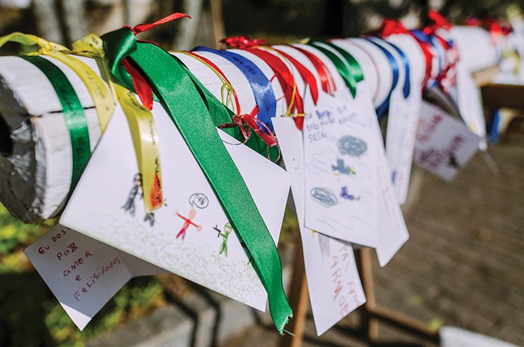 Nas fotos detalhes do dia a dia da Escola Waldorf Rudolf Steiner, em São Paulo. Nela, correr, pular, brincar e fantasiar são prioridades para as crianças. Incentivam-se os trabalhos manuais, o contato com a natureza e o estímulo à criatividade. O uso da tecnologia só acontece a partir do Ensino Médio.