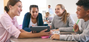 alunos conversam com professora