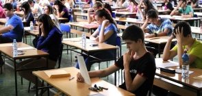 Alunos fazendo prova