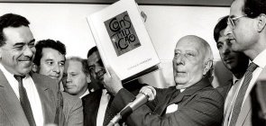 O deputado Ulysses Guimarães mostra a Constituição brasileira, promulgada em 1988