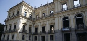 Bombeiros e Defesa Civil trabalham após incêndio no Museu Nacional, na Quinta da Boa Vista, na zona norte do Rio