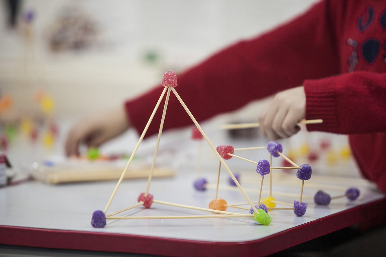 A professora Cl&aacute;udia Beatriz Silva Santos, da EMEF Comandante Gast&atilde;o Moutinho, faz atividade de Geometria com materiais baratos