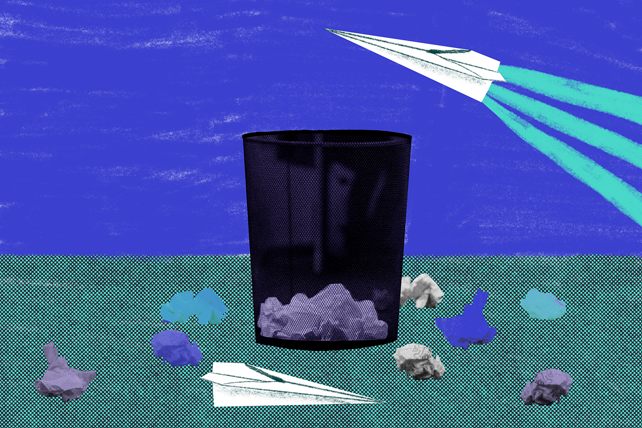 Ilustra&ccedil;&atilde;o feita a partir de colagens de avi&otilde;es de papel voando ao redor de uma lixeira. Dentro dela, algumas folhas de papel amassadas s&atilde;o vistas.