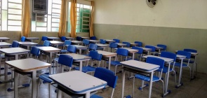 Sala de aula organizada e vazia