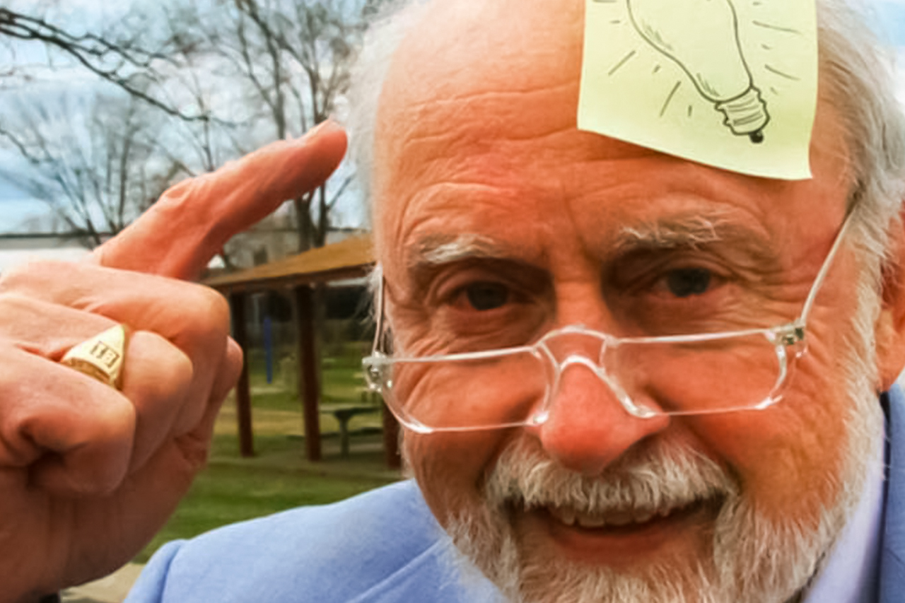 O cientista Art Fry sugeriu o uso do post-it como conhecemos hoje: um bloco de papel para anotar recados.