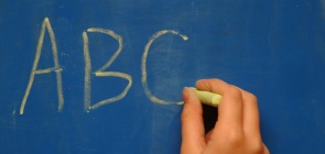 A sequência A B C escrita a giz numa lousa