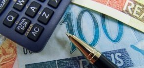 Notas de real e calculadora