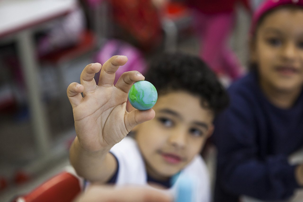 A professora Cl&aacute;udia Beatriz Silva Santos, da EMEF Comandante Gast&atilde;o Moutinho, faz atividade de Geometria com materiais baratos