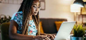 professora estuda diante de um laptop