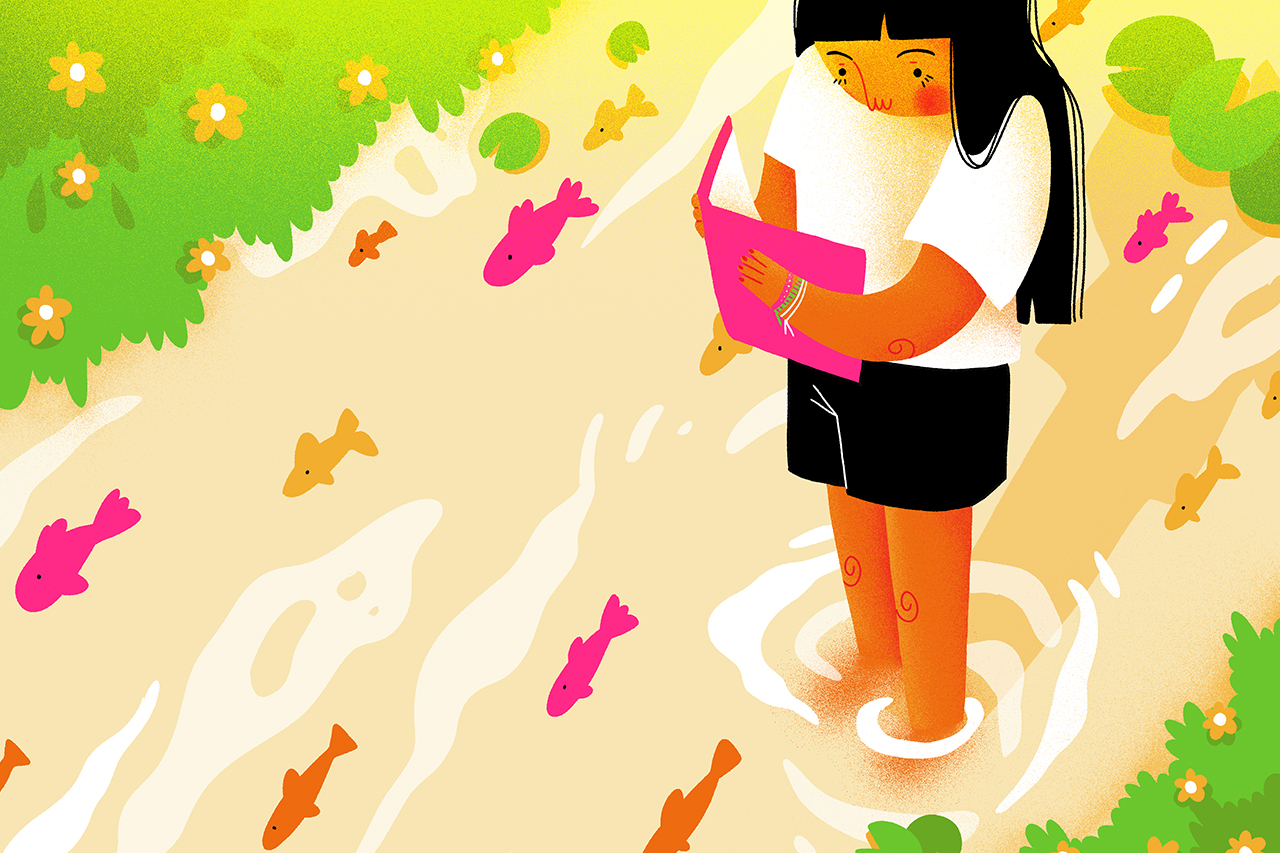 Ilustra&ccedil;&atilde;o de menina com um livro em m&atilde;os, em p&eacute; sobre um rio cheio de peixes.