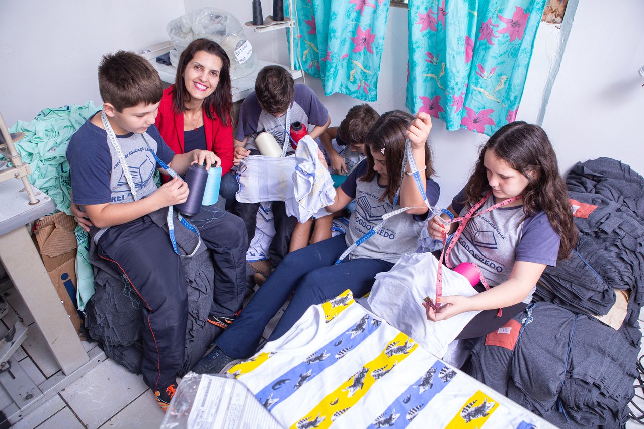 Jussara Schmitz e os alunos da EEB Frei Godofredo em uma oficina de costura em Gaspar (SC) para o projeto Costurando a Matem&aacute;tica