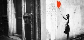 Grafite Girl with Balloon (menina com balão), de Banksy, nas ruas de Londres