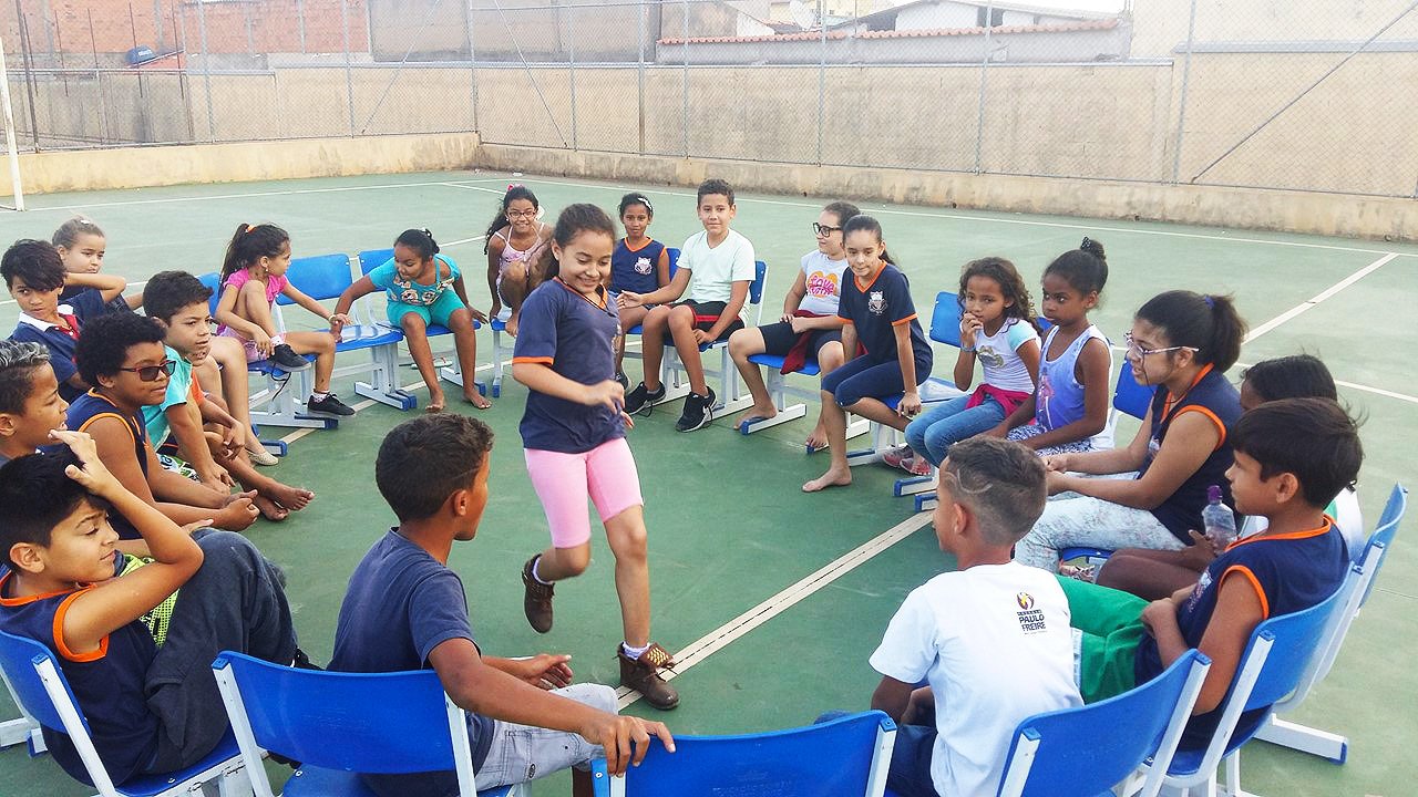 Alunos reunidos em roda de conversa em Paul&iacute;nia