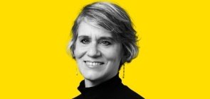 Fundo amarelo. Retrato branco e preto. Mulher de cabelo curto sorri