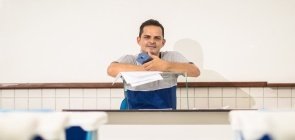 Celular, papel e criatividade: as estratégias a distância de um professor de Matemática