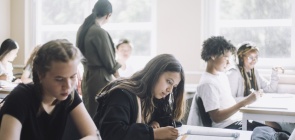 estudantes realizam atividades em sala de aula