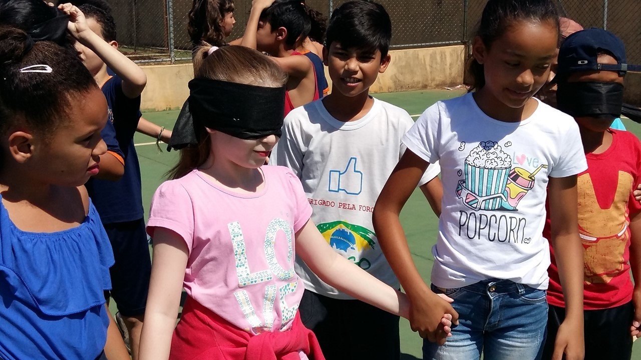 Alunos fazem atividades com os olhos vendados em Paul&iacute;nia