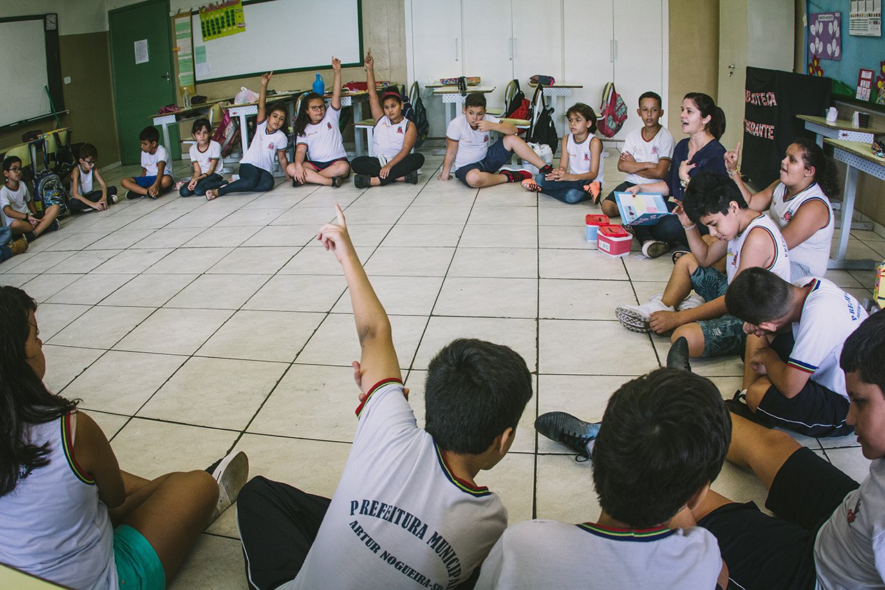 Crian&ccedil;as reunidas na EMEF Francisco Cardona, em Artur Nogueira