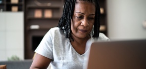 Professora estudando usando o computador