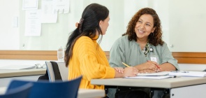 Duas professores sentadas conversando