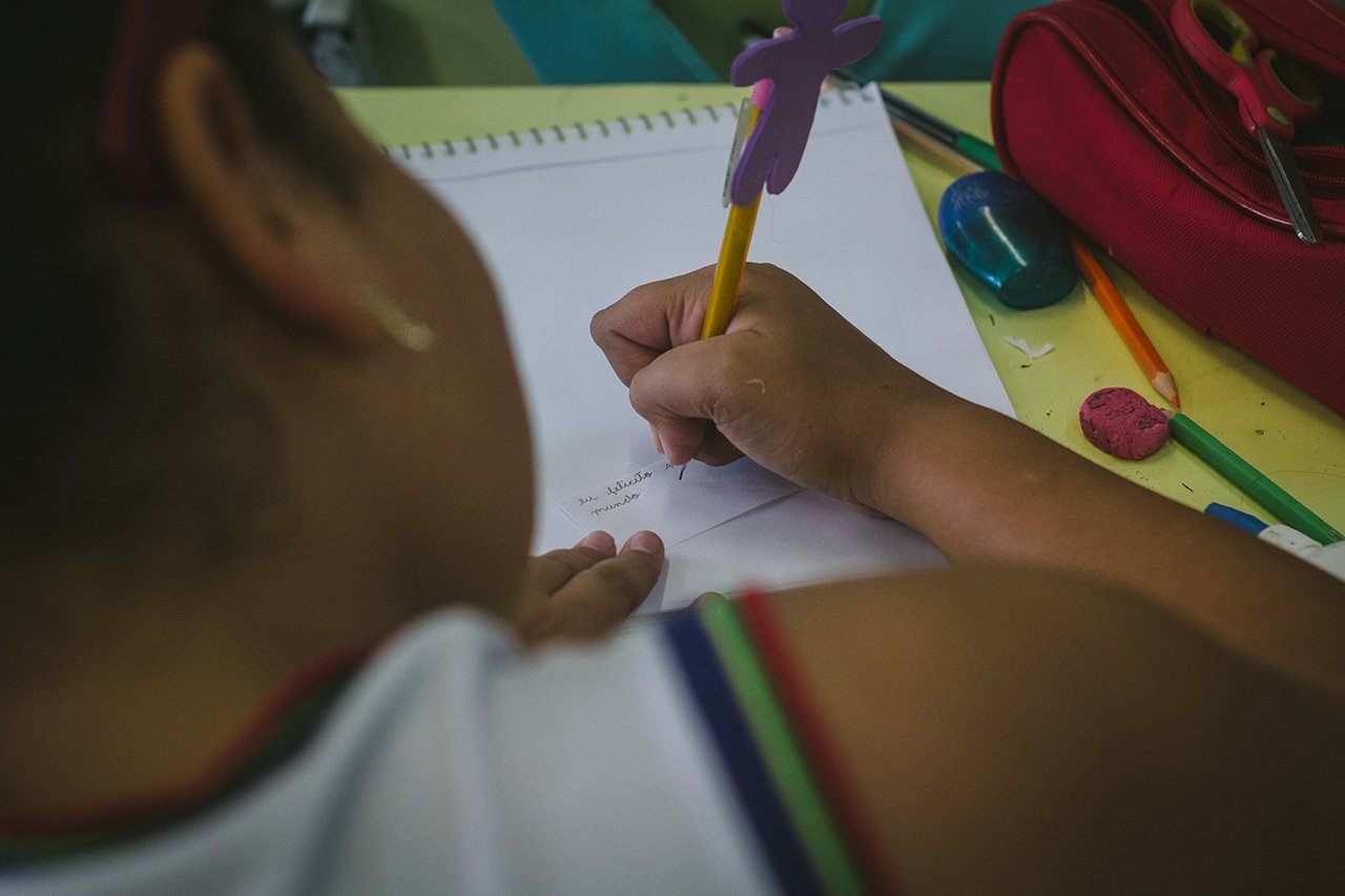 Crian&ccedil;as depositam suas felicita&ccedil;&otilde;es e cr&iacute;ticas em potes na EMEF Francisco Cardona, Artur Nogueira (SP)