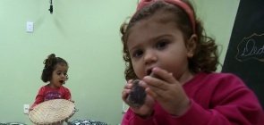 Na prática: como explorar sons com diferentes objetos e desenvolver o campo Corpo, Gestos e Movimentos