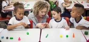 Uma atividade com embalagens e massinha