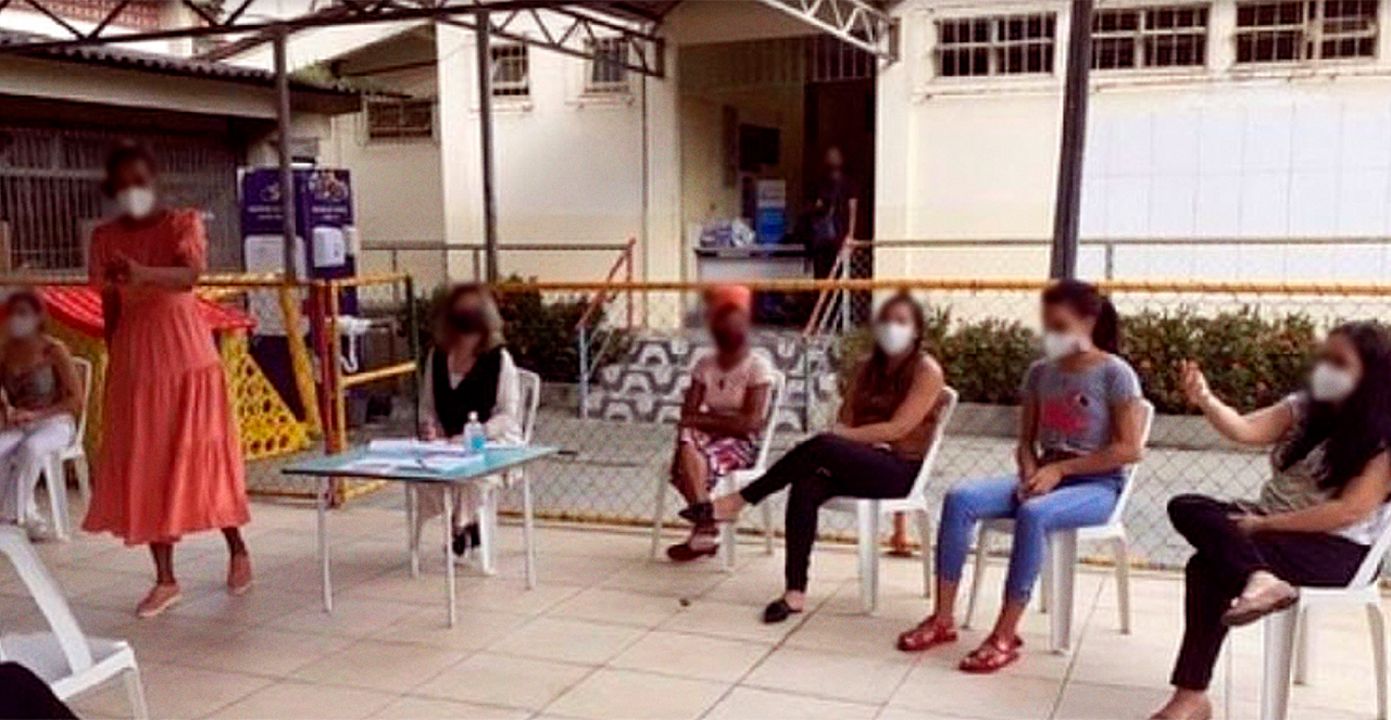 Reencontro entre educadores no CMEI Pio Bittencourt, em Salvador (BA).