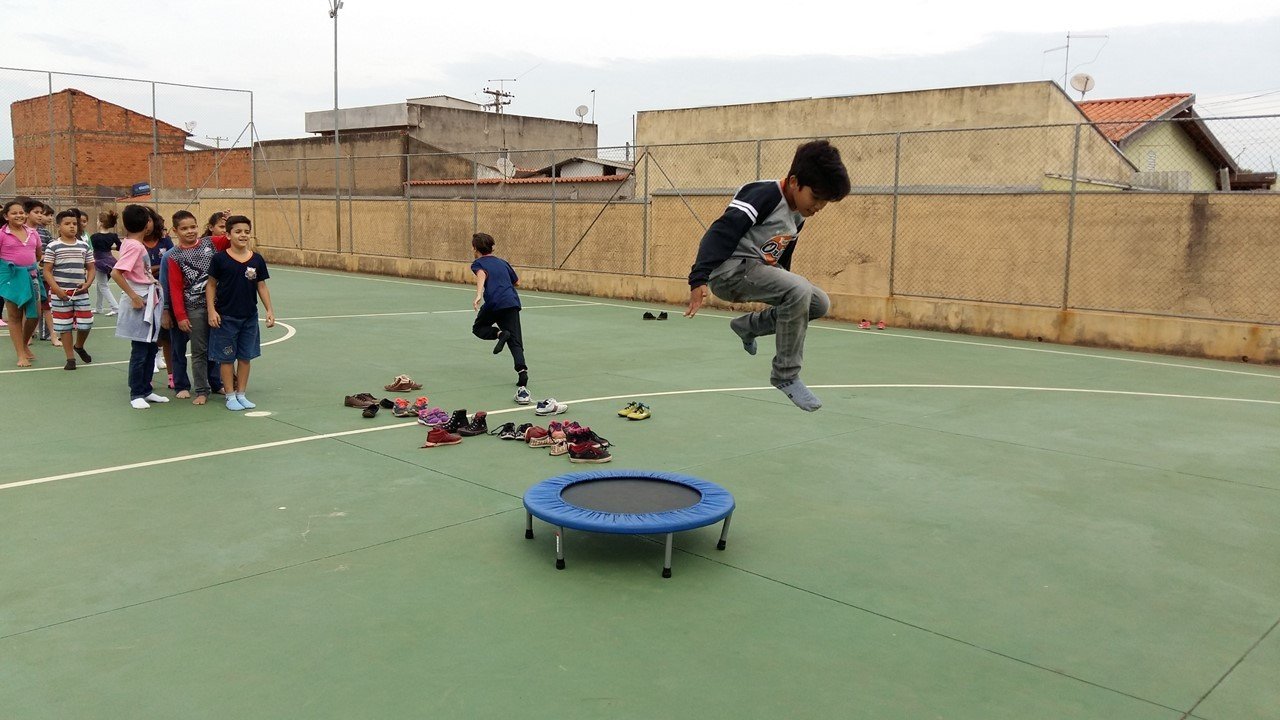 Alunos treinam parkour